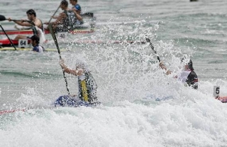 canoa salpicando